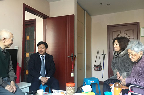 慰问离退休职工 浓情关怀润心田